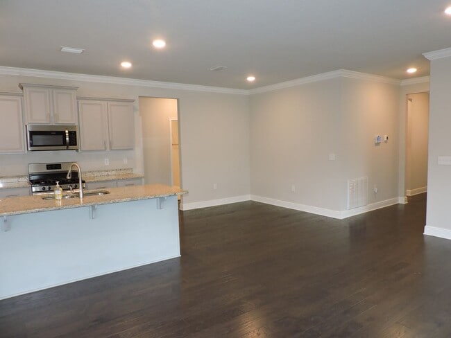Building Photo - Beautiful home in gated community!