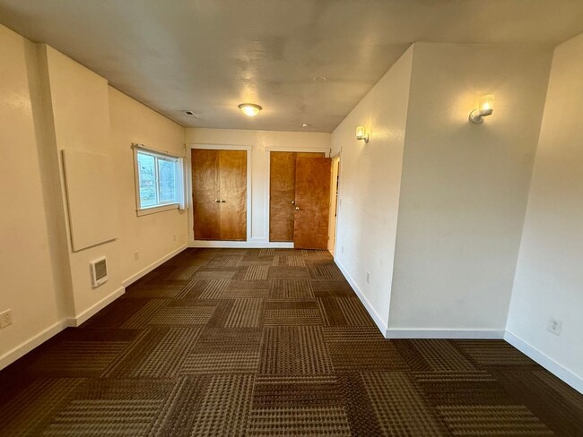 Building Photo - Lakeridge Home