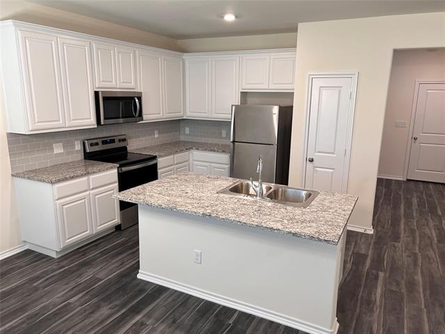 Building Photo - 716 E 5th St