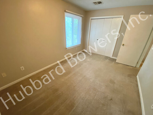 Building Photo - 605 Picadilly Square