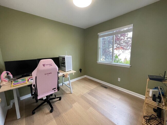 Building Photo - Cozy and Comfortable 3 Bedroom Home, Close to Everything!