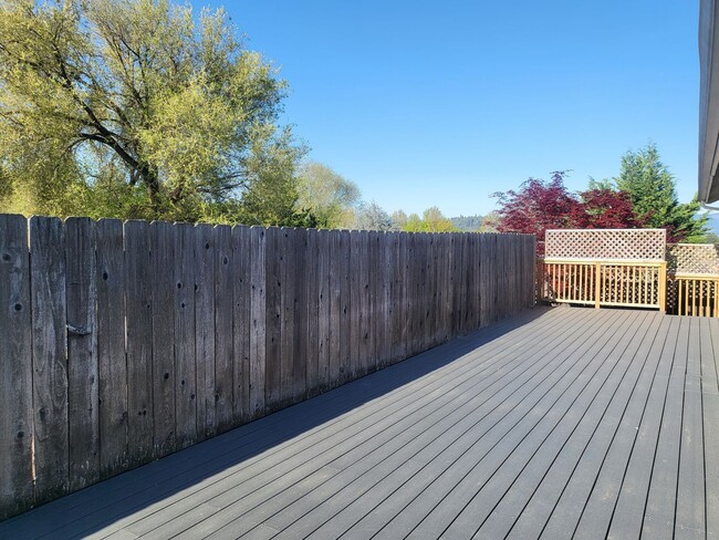 Building Photo - 3 bed 2 bathHome for Rent in Grants Pass