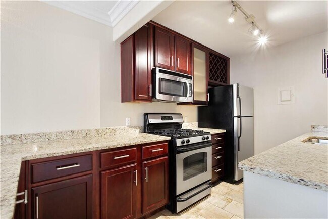 Building Photo - 700 E 8th St