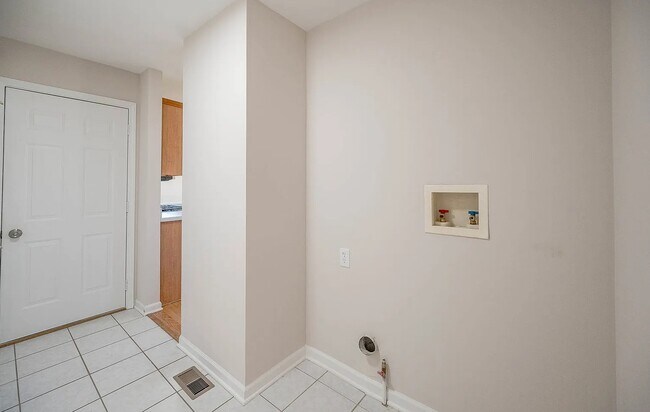 Building Photo - 2126 Kingsmill St