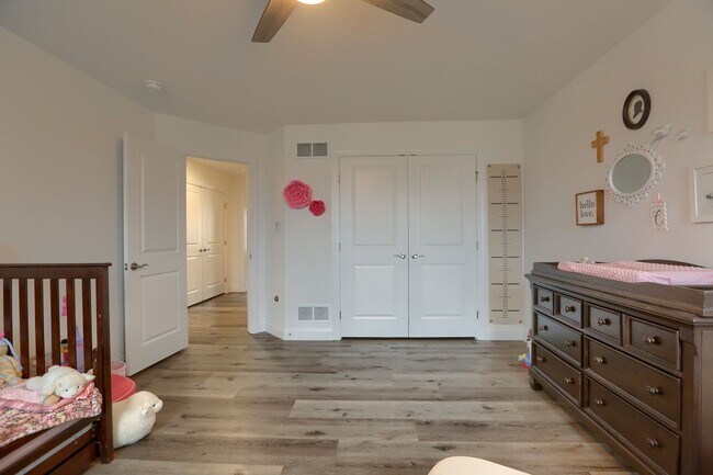 Building Photo - 4 bedroom townhome