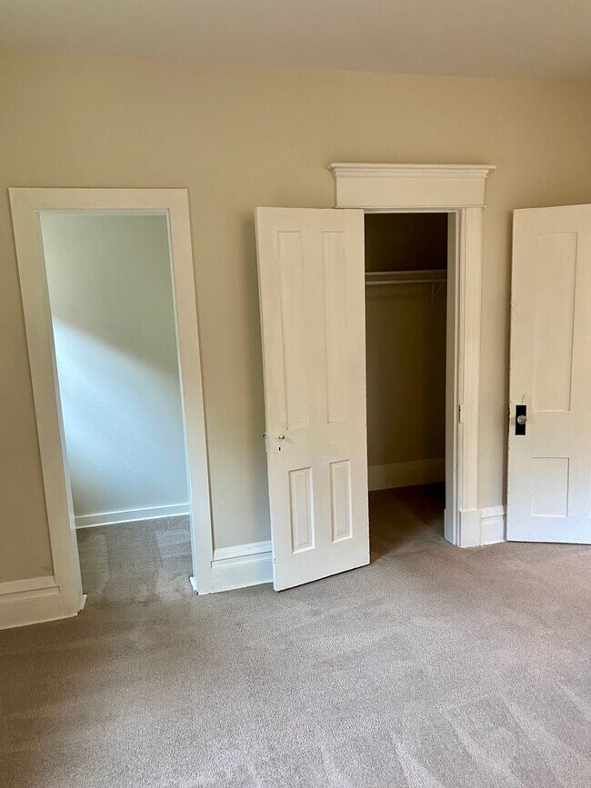 Building Photo - Spacious 4 bedroom Historic House - Available for Fall 2026-2027!