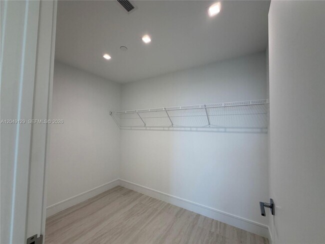 Building Photo - 2411 Laguna Cir