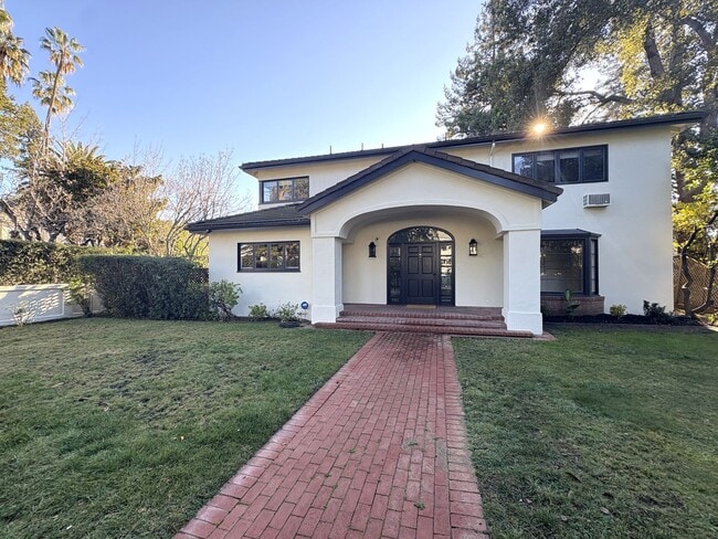 Building Photo - Beautiful Home in Crescent park, Palo Alto available now.