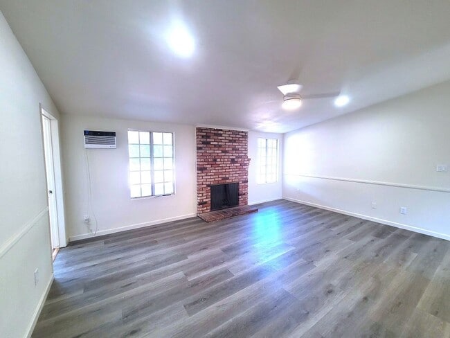Building Photo - Renovated Single Story House - Close to Fr...