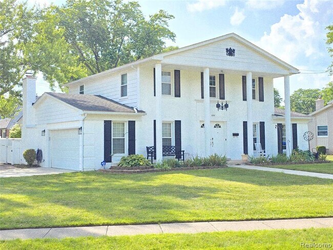 Building Photo - 18041 Fairway