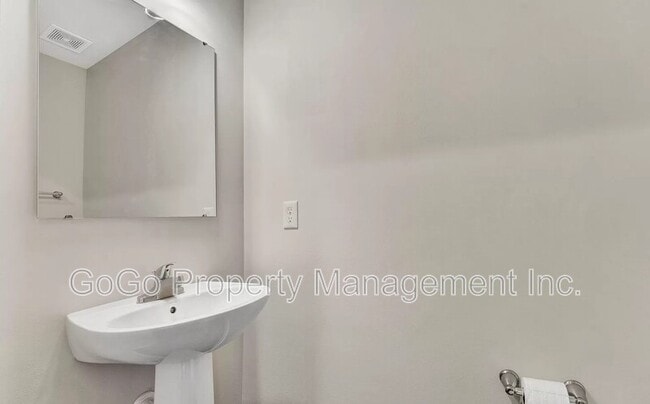 Building Photo - 8 Torrington Dr