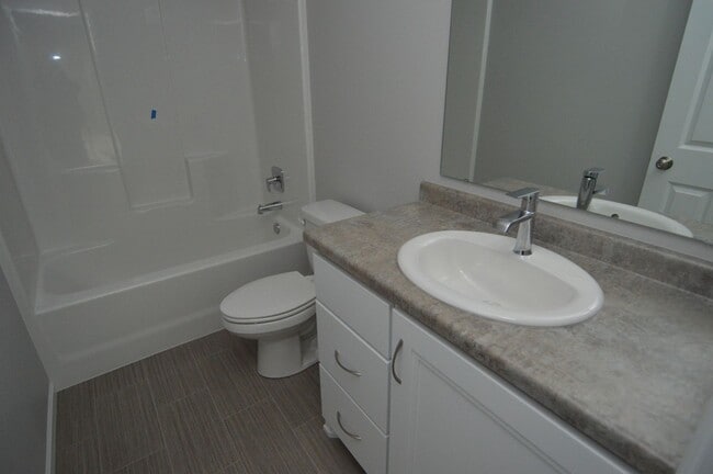 Building Photo - 4 bed 2 bath Townhome for rent!