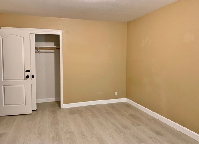 Building Photo - 4 Bedroom Home in Hollister