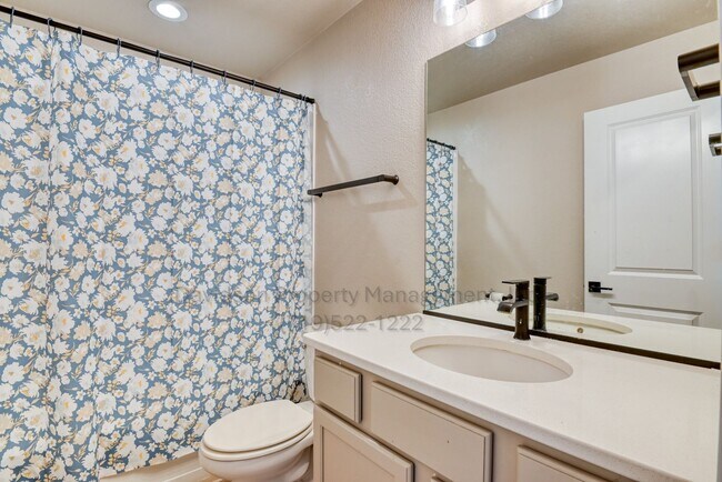 Building Photo - Gorgeous 3 Bedroom House Located in Lorson...