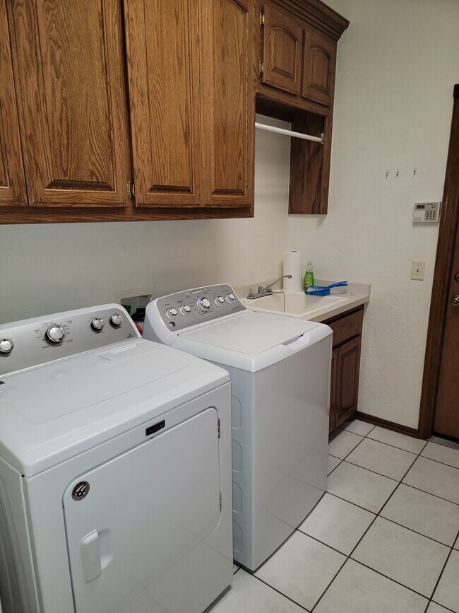 Building Photo - 8415 Valley Creek Dr