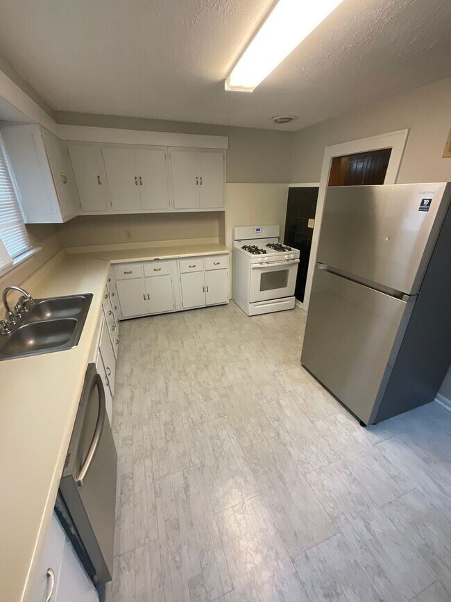 Building Photo - Charming 3 Bed 2 Bath Home! *2027*