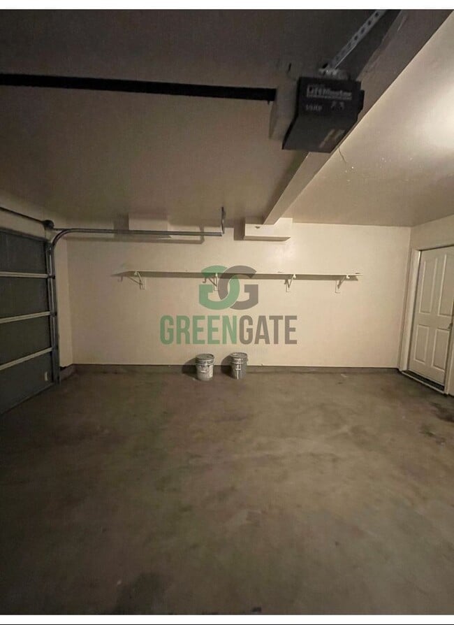 Building Photo - Two story 4 bedroom, 2.5 bath home in Stoc...