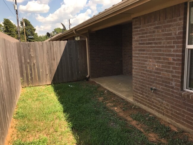 Building Photo - 4271 Castlegate Dr