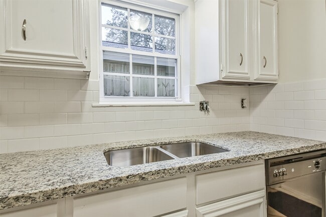 Building Photo - 5518 Ashgate Dr