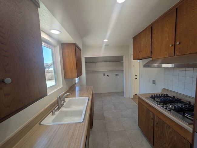 Building Photo - $$$$$$500 MOVE IN BONUS!!!!Freshly Remodel...