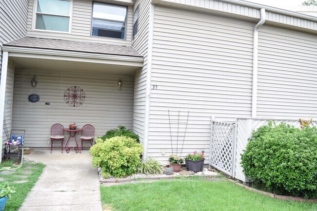 Building Photo - 135 Hillview Dr