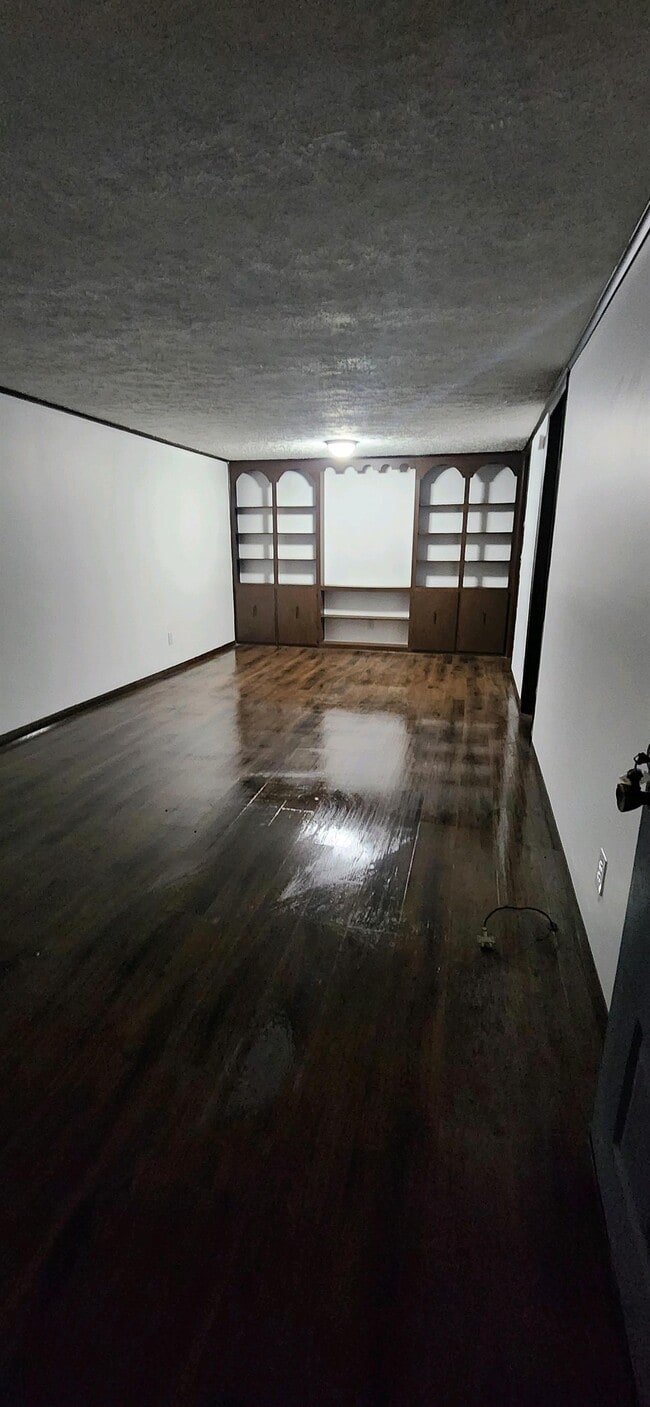 Building Photo - 1100 Northview Dr
