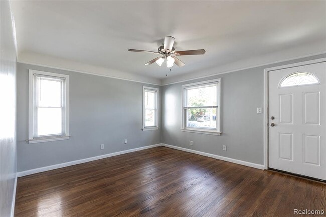 Building Photo - 613 Riverbank St