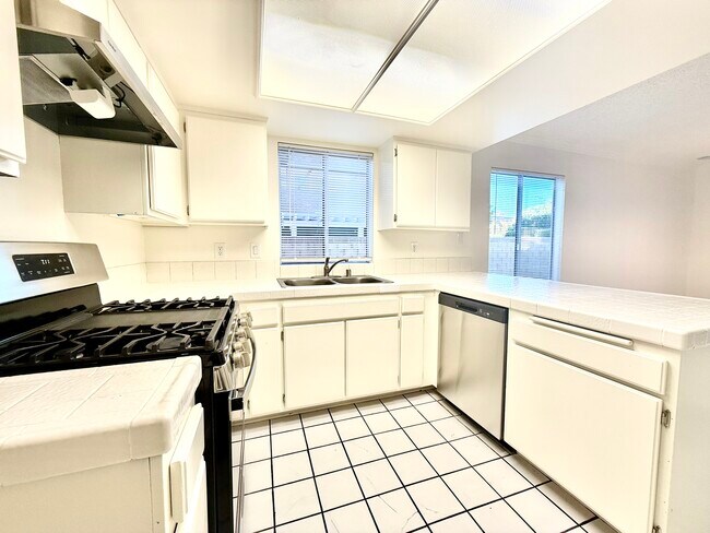 Building Photo - 37416 Daybreak St