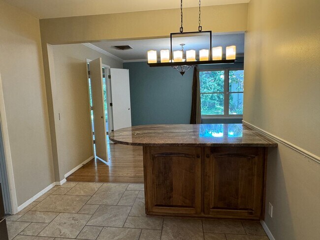 Building Photo - 4 Bedroom, 2 Bathroom Home near Louisiana & Osuna