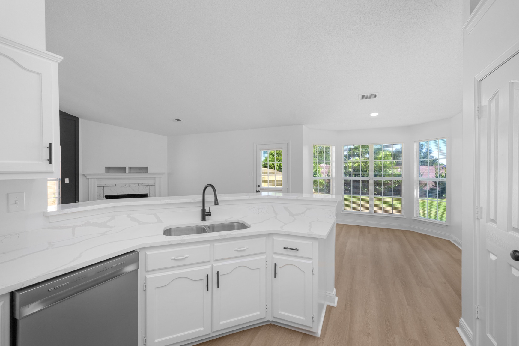 Building Photo - 750 Sweetwater Dr