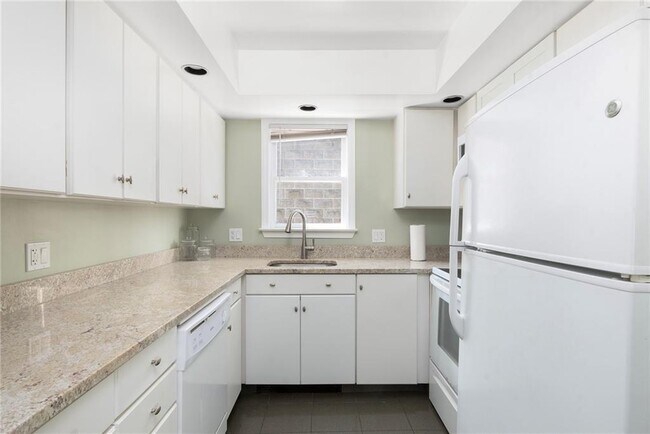 Building Photo - 492 Thames St