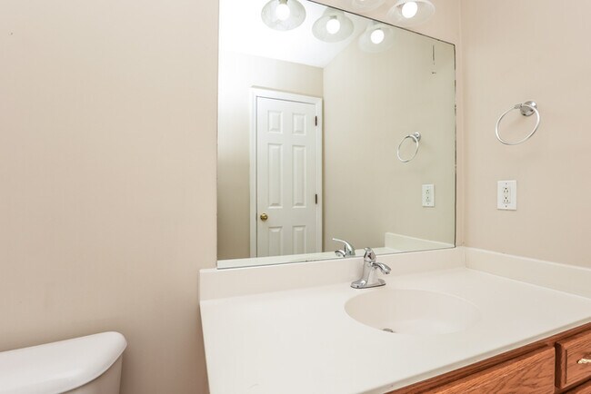 Building Photo - 2812 Sutherland Dr