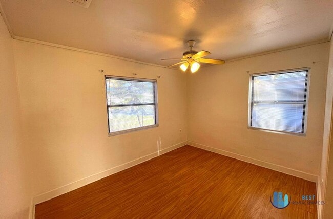 Building Photo - 3-bedroom, 1-bathroom house located in the...
