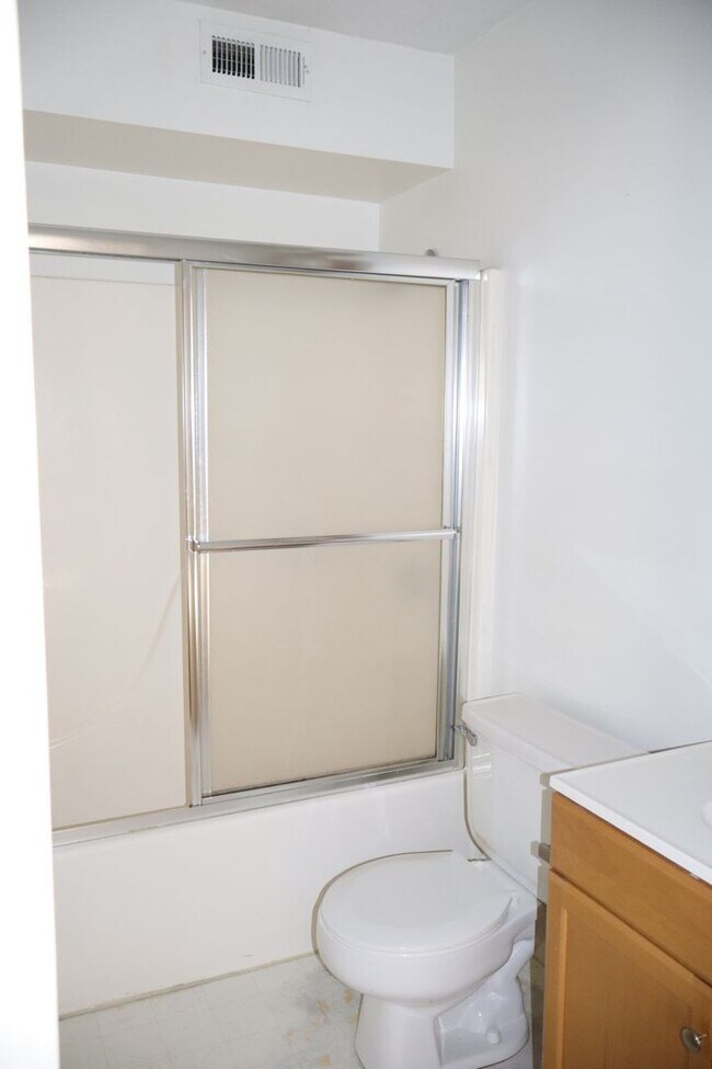 Building Photo - 506 Columbia Dr