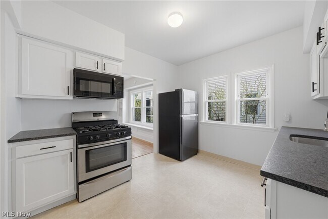 Building Photo - 2058 Wascana Ave