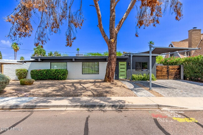 Building Photo - 3710 E Altadena Ave