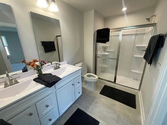 Building Photo - Newer Home