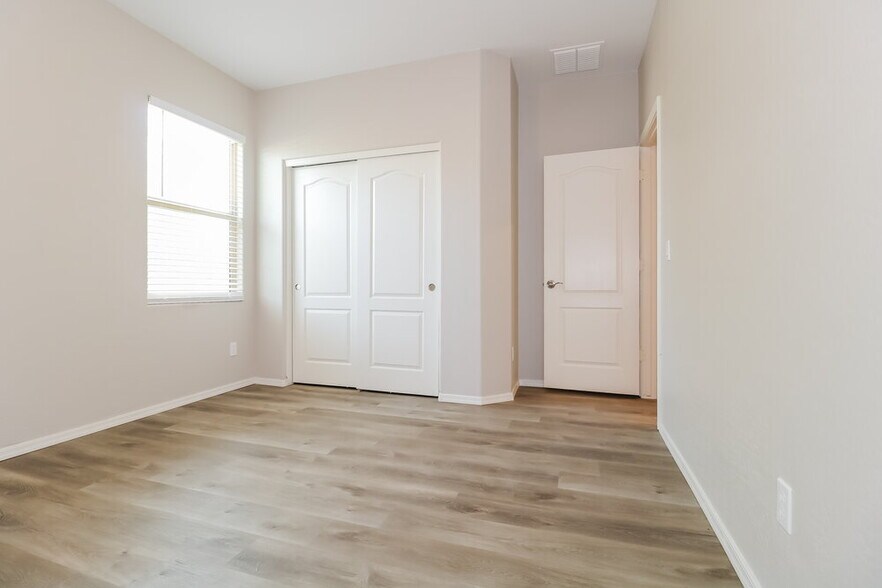 Building Photo - 7415 S 253rd Dr
