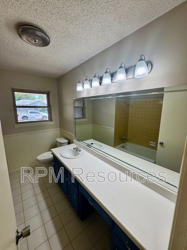Building Photo - 405 Meadow Lake Dr