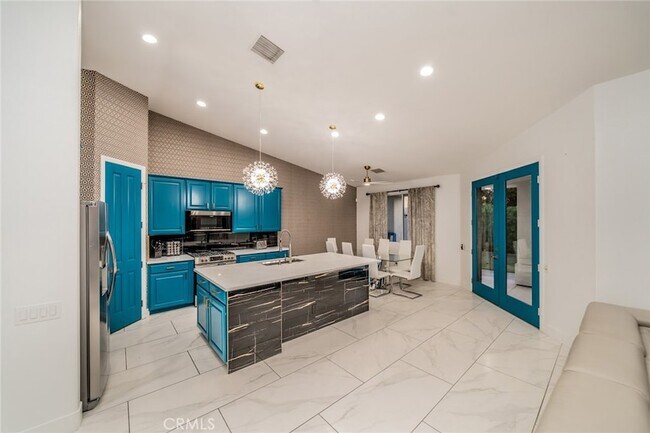 Building Photo - 2932 N Sunrise Way