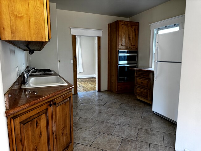 Kitchen - 3 Beverly Pl