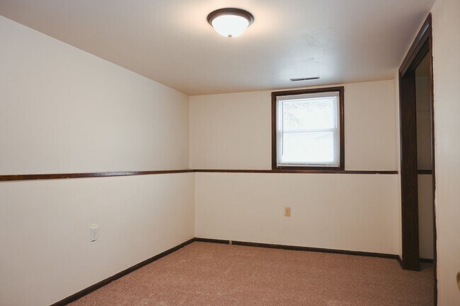 Building Photo - *COMING SOON* Gorgeous 5 Bed 2 Bath Home f...