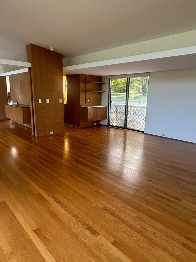 Building Photo - 3 bed, 2 1/2 bath house