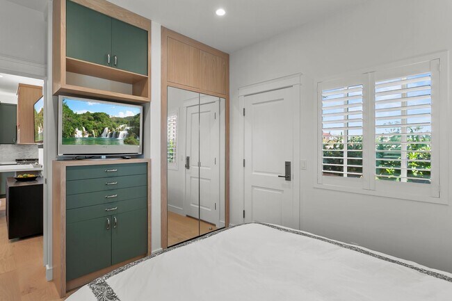 Building Photo - Newly-Built, Fully-Furnished ADU in Corona...