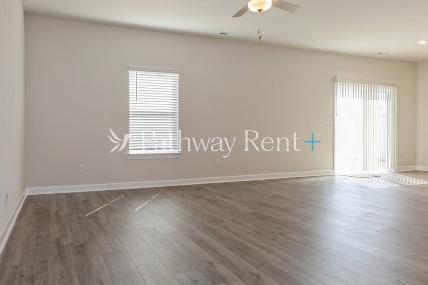 Building Photo - 3440 Quintana Dr