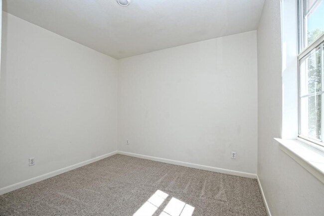 Building Photo - 101 S Mockingbird Cir