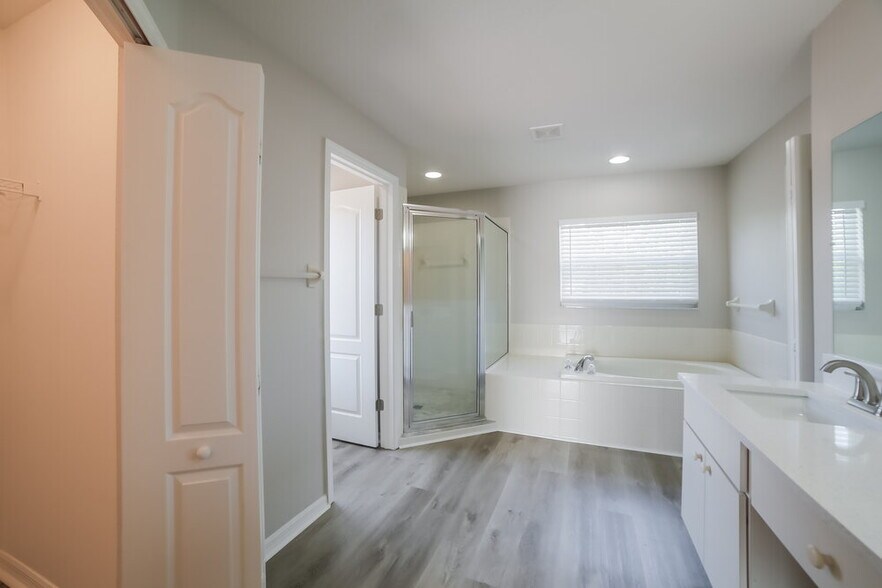 Building Photo - 9613 Laurel Ledge Dr