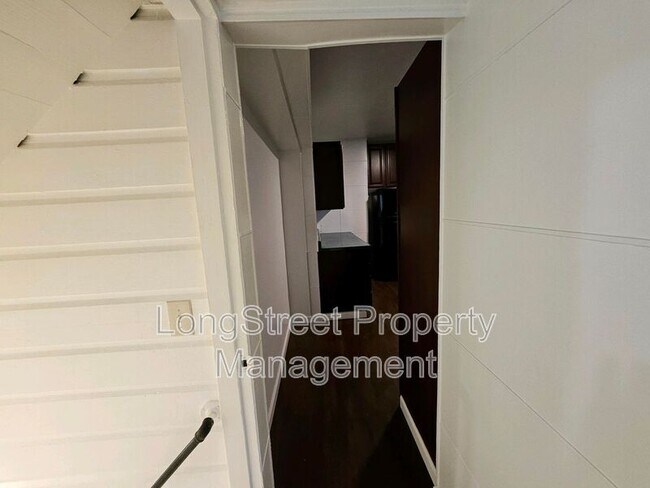 Building Photo - 634 SW Grant St.