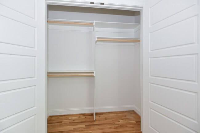 Building Photo - 1739 Crest Rd