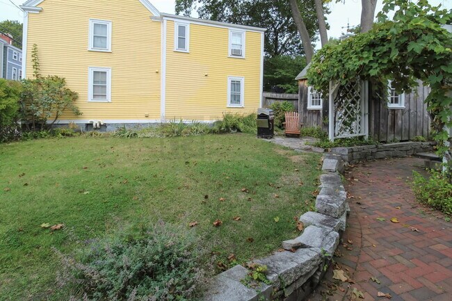 Building Photo - 445 Pleasant St